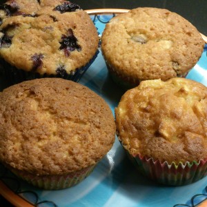 Vanille muffin variaties (boven v.l.n.r. blauwe bes, chocolade, onder v.l.n.r. vanille, appel)